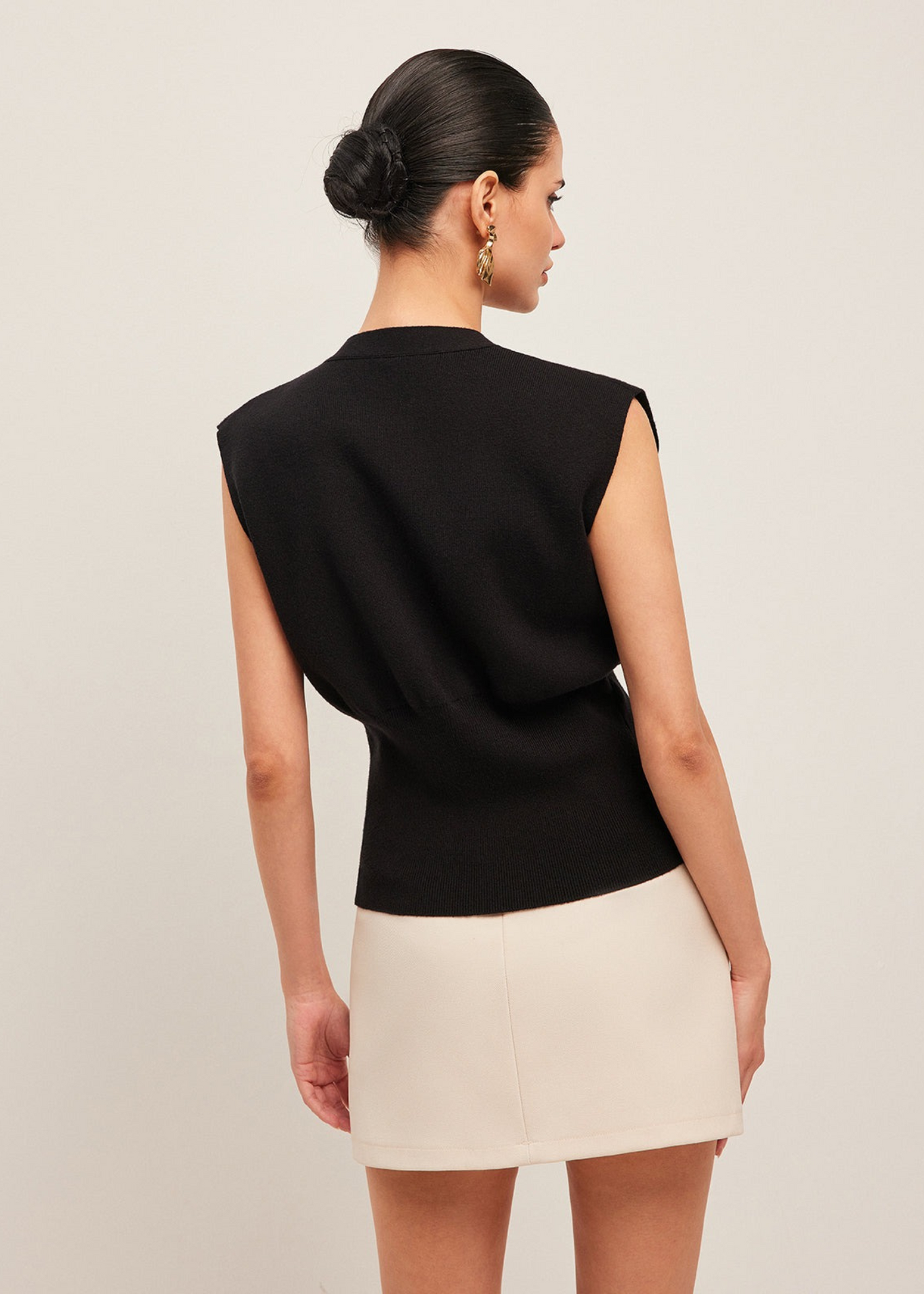 Vestă fără mâneci cu guler în V – Eleganță Neagră