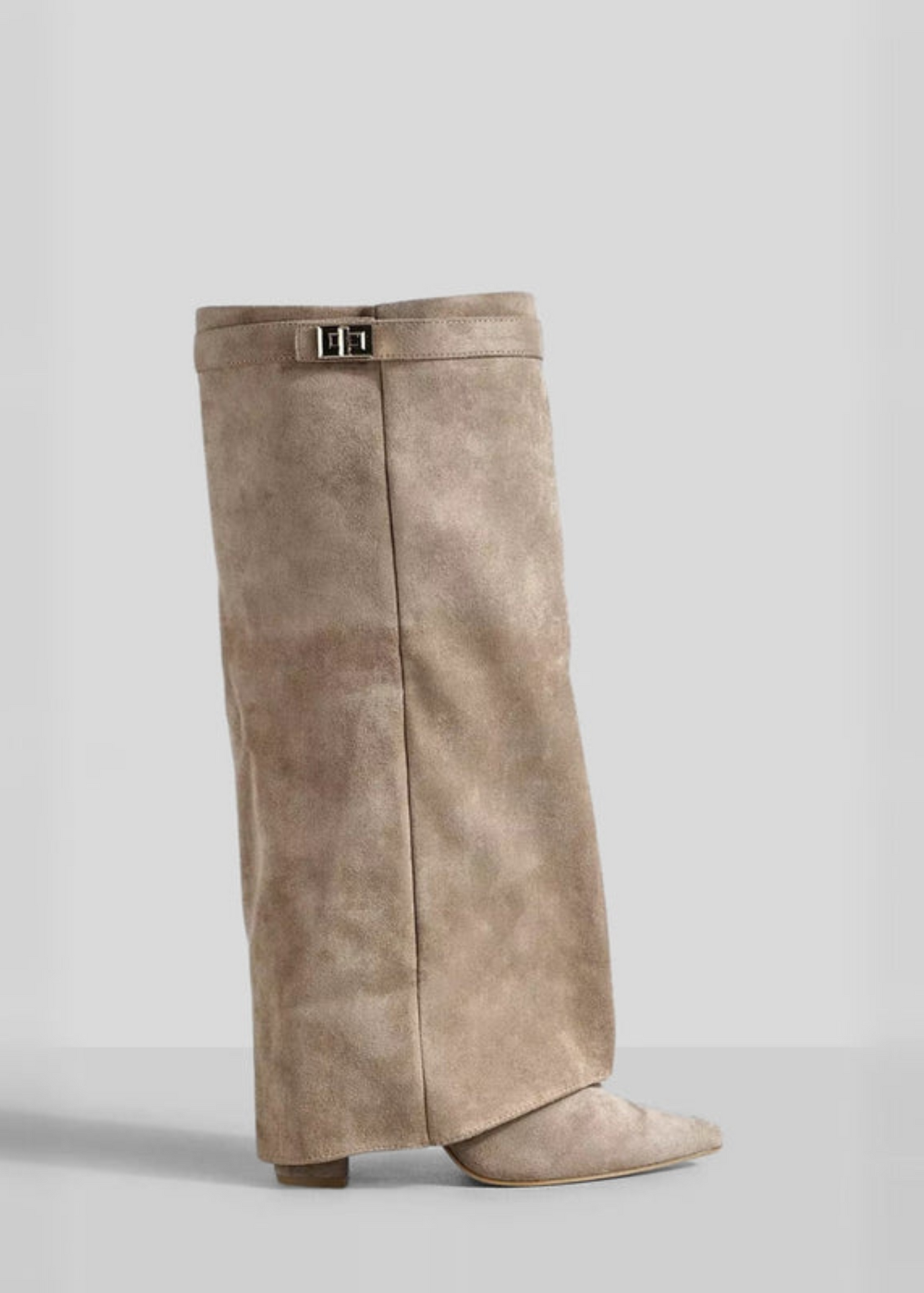 Cizme înalte din piele întoarsă taupe cu rever și cataramă aurie – Stil elegant de toamnă