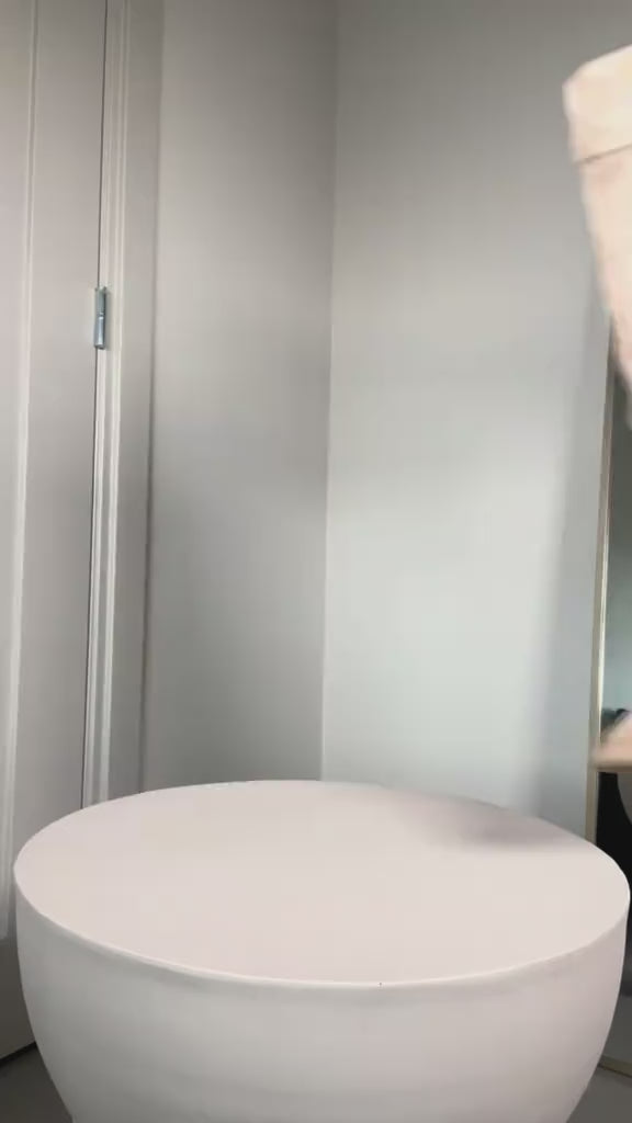 Cizme înalte din piele întoarsă taupe cu rever și cataramă aurie – Stil elegant de toamnă