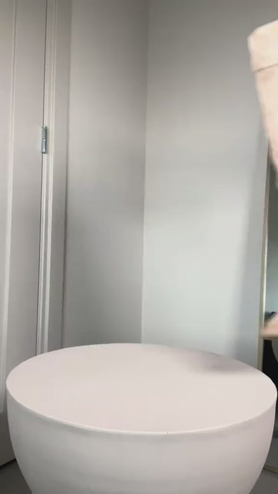 Cizme înalte din piele întoarsă taupe cu rever și cataramă aurie – Stil elegant de toamnă